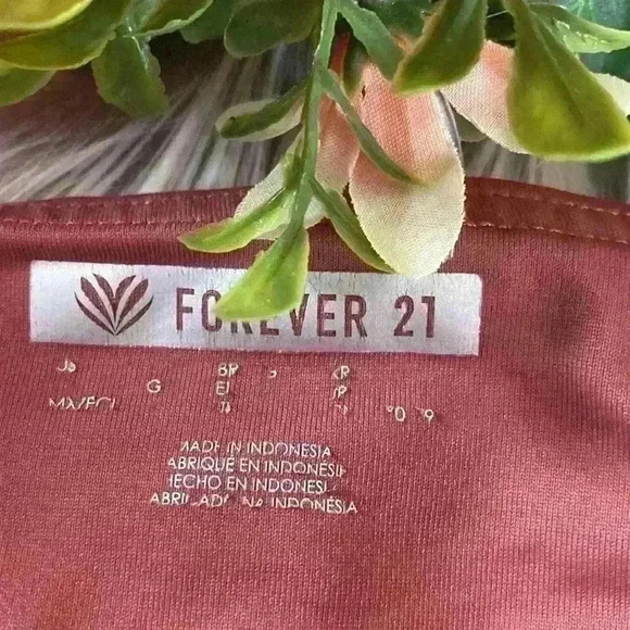 Forever 21 Dusty Rose and Cream Duo-Tone Mesh Knee Cutout Workout Pants, L - Picture 4 of 5